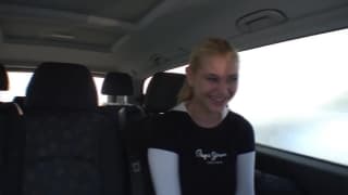 No frio, ela se aquece com dois paus! No frio, ela se aquece com dois paus!