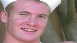 Greg Logan gosta de se masturbar de uniforme