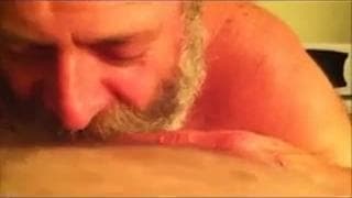 Chupando a rola dura de seu velho amigo!