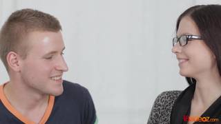 Dois jovens atores pornôs se lambem antes de transar Dois jovens atores pornôs se lambem antes de transar