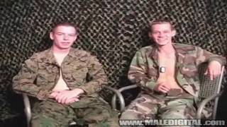 Dois lindos soldados saboreando seus pênis