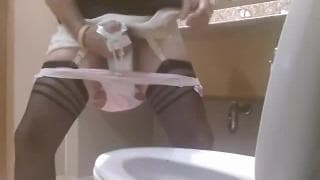 O travesti vai estar se masturbando no banheiro O travesti vai estar se masturbando no banheiro