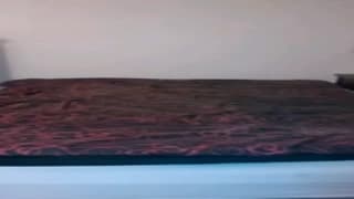 Cara vestido como uma mulher na cama