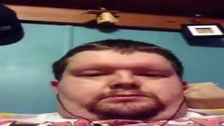 Gordo fica excitado com seu pênis minúsculo Gordo fica excitado com seu pênis minúsculo