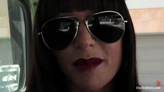 Quatro mulheres que são muito violentas umas com as outras