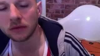 Homem casado se masturbando em casa.