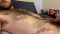 Cara tatuado e peludo se masturba na câmera