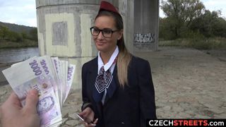 No Xhamster, a bela aeromoça recebe dinheiro em troca de sexo!