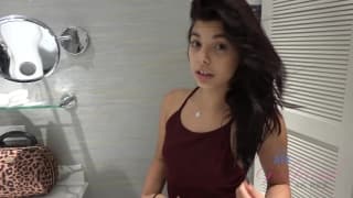 Moreninha abrindo as pernas para uma trepada gostosa na cama Moreninha abrindo as pernas para uma trepada gostosa na cama