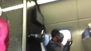 Ela se masturba discretamente no trem