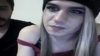 Esse cara fode seu amigo vestido de moça