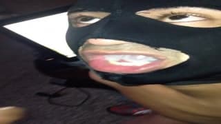 Esse cara gay está usando máscara e fode