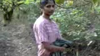 Esta jovem hindu é penetrada na selva Esta jovem hindu é penetrada na selva