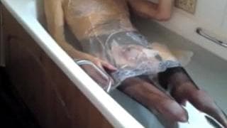 Ele coloca meia-calça preta na banheira Ele coloca meia-calça preta na banheira