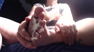 Trans fica excitada massageando seus pés Trans fica excitada massageando seus pés