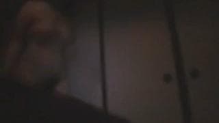 Por fim, ela vê sua vagina peluda no escuro