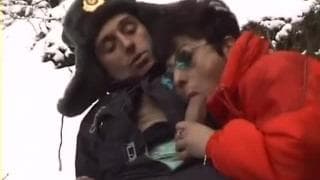 Ele a coloca para chupar pau na neve. Ele a coloca para chupar pau na neve.