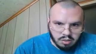 Ele masturba com prazer e se diverte Ele masturba com prazer e se diverte