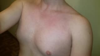 O cara branco masturbando seu pinto na frente da câmera. O cara branco masturbando seu pinto na frente da câmera.