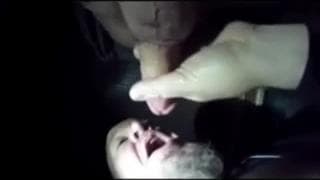 Uma cena amater no escuro entre gays