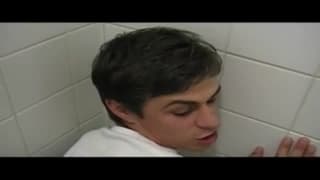 Sexo anal no banheiro de um posto de gasolina