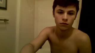 O jovem excitado desfruta do seu pintinho por conta própria O jovem excitado desfruta do seu pintinho por conta própria