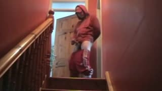 O cara excitado em casa usa seu novo brinquedo para tirar sua porra