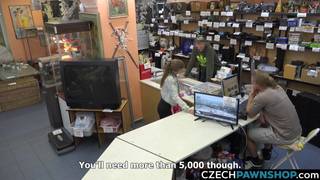 Por dinheiro, Ela recebe uma foda quente