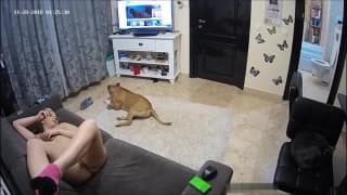 Acabando seu cigarro e foi para a porra