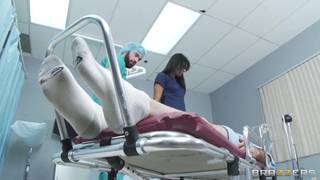 A bela Shazia Sahari faz um boquete para o médico A bela Shazia Sahari faz um boquete para o médico