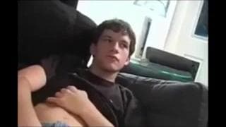 Gay sexy se masturbando avidamente para a câmera