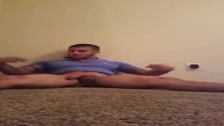 Este homem realmente gosta de se masturbar