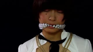 Jovem mulher asiática gosta de ser amarrada Jovem mulher asiática gosta de ser amarrada