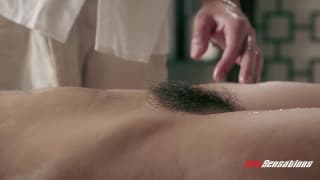 Uma massagem profunda para a gostosa Uma massagem profunda para a gostosa