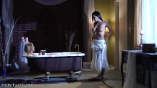 Cena lésbica para laly no banheiro