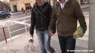 Flores e sexo para uma noiva jovem e bonita Flores e sexo para uma noiva jovem e bonita