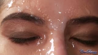 Garota exibindo sua lingerie recebe uma gozada facial Garota exibindo sua lingerie recebe uma gozada facial