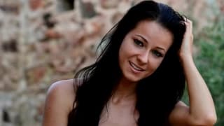 Melisa, morena e nua, mostra tudo ao ar livre