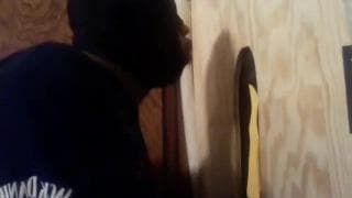 Um cara negro mascarado recebe um galo branco no Buraco da Glória