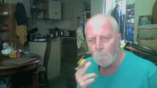 Este papai urso tira seu pênis para fora e fuma um cigarro Este papai urso tira seu pênis para fora e fuma um cigarro