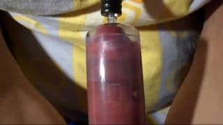 Ele puxa seu pênis para deixá-lo duro e se masturba com uma ventosa