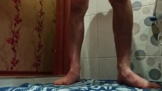 Ele senta num pau de plástico e adora