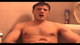 Homem gay com um pênis enorme se esfregando até o fim