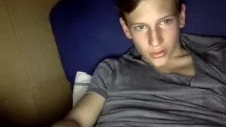 Homem bonito e sexy se masturbando na frente da câmera Homem bonito e sexy se masturbando na frente da câmera
