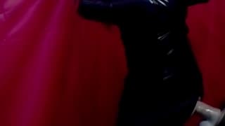 Trans arquea-se para frente para meter um grande vibrador até o fundo! Trans arquea-se para frente para meter um grande vibrador até o fundo!