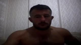 Ele se masturba quando ele está no bate-papo