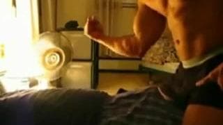 O cara musculoso só quer ficar duro.