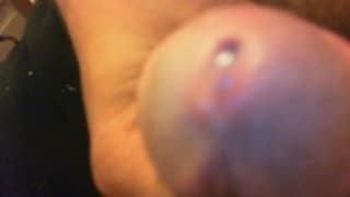 Um alemão se masturba sozinho em casa.