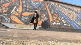 Um travesti na rua com rosto mascarado e semi nu por baixo do casaco!