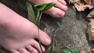 Este travesti sobe e desce em um grande dildo preto! Este travesti sobe e desce em um grande dildo preto!